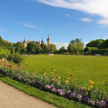Neumuehler Hof- Ferienwohnung "Benjamin" Mit Grosser Privater Dachterasse Und Guter Anbindung In Die City Schwerin  Buitenkant foto