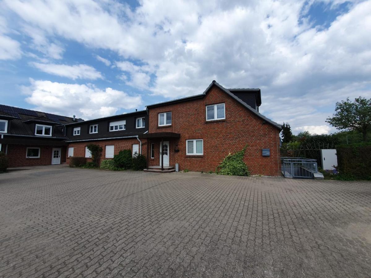 Neumuehler Hof- Ferienwohnung "Benjamin" Mit Grosser Privater Dachterasse Und Guter Anbindung In Die City Schwerin  Buitenkant foto