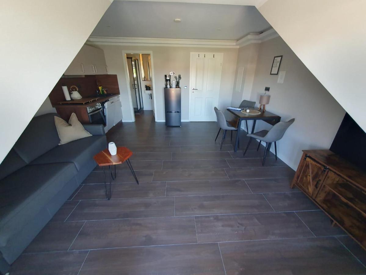 Neumuehler Hof- Ferienwohnung "Benjamin" Mit Grosser Privater Dachterasse Und Guter Anbindung In Die City Schwerin  Buitenkant foto