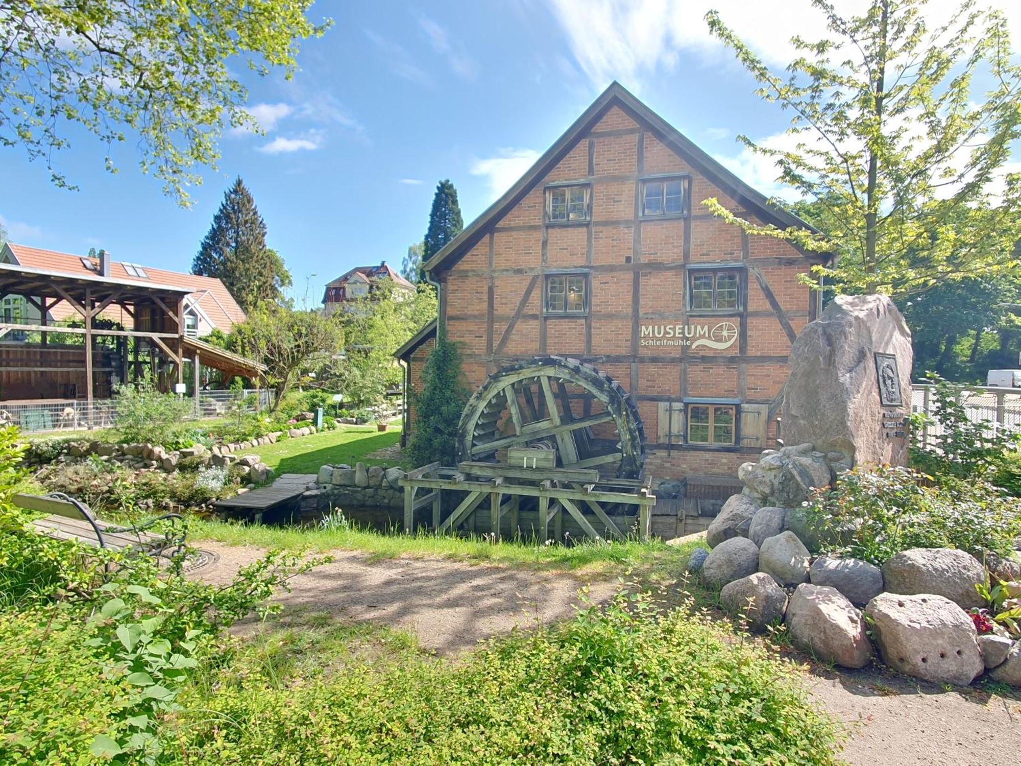 Neumuehler Hof- Ferienwohnung "Benjamin" Mit Grosser Privater Dachterasse Und Guter Anbindung In Die City Schwerin  Buitenkant foto