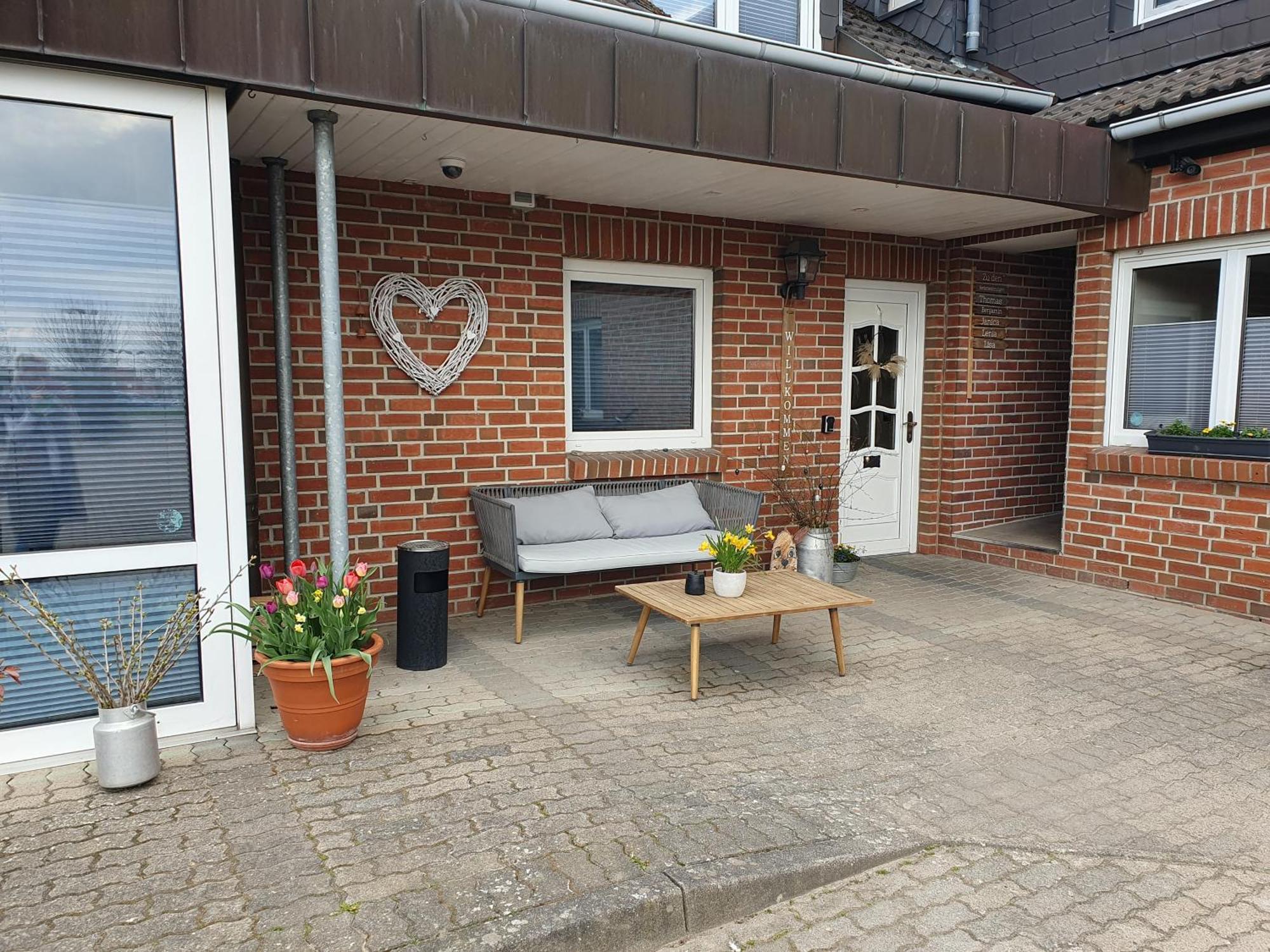 Neumuehler Hof- Ferienwohnung "Benjamin" Mit Grosser Privater Dachterasse Und Guter Anbindung In Die City Schwerin  Buitenkant foto